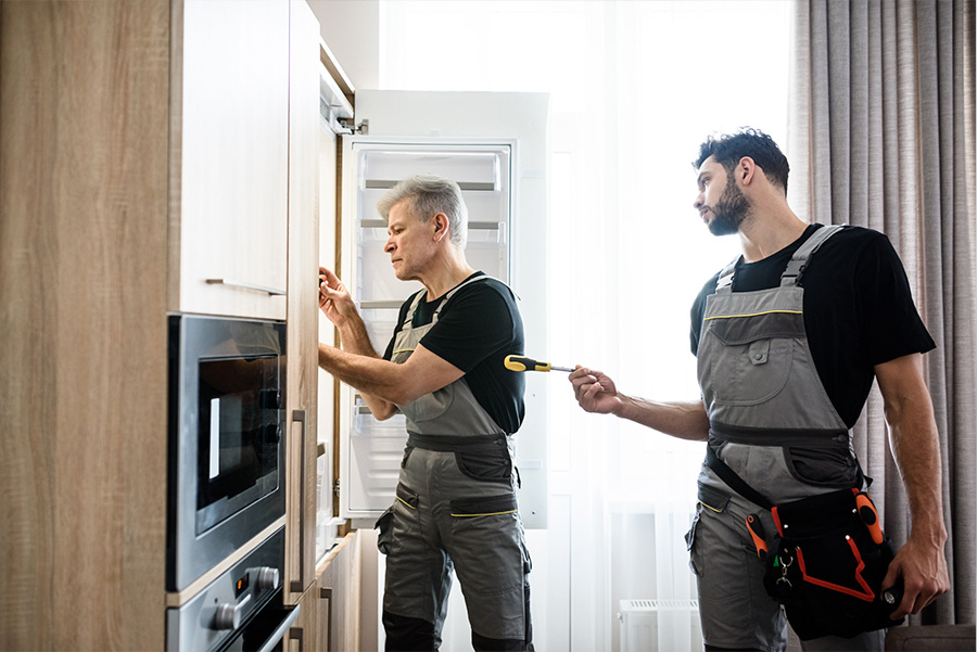 Hombres realizando mantenimiento en vivienda